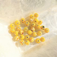 30 japanische Tombo Dama Glaskugeln bunte Muster auf gelbem Hintergrund