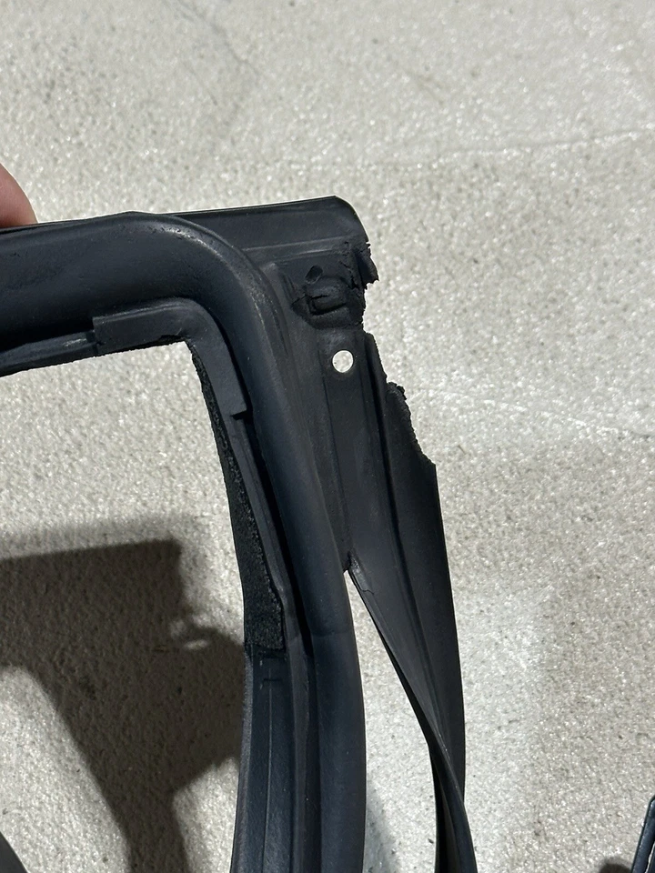 Vedação traseira esquerda do lado do motorista 1998-2005 lexus gs300 Gs400 Gs430 fabricante de equipamento original - Imagem 2 de 3