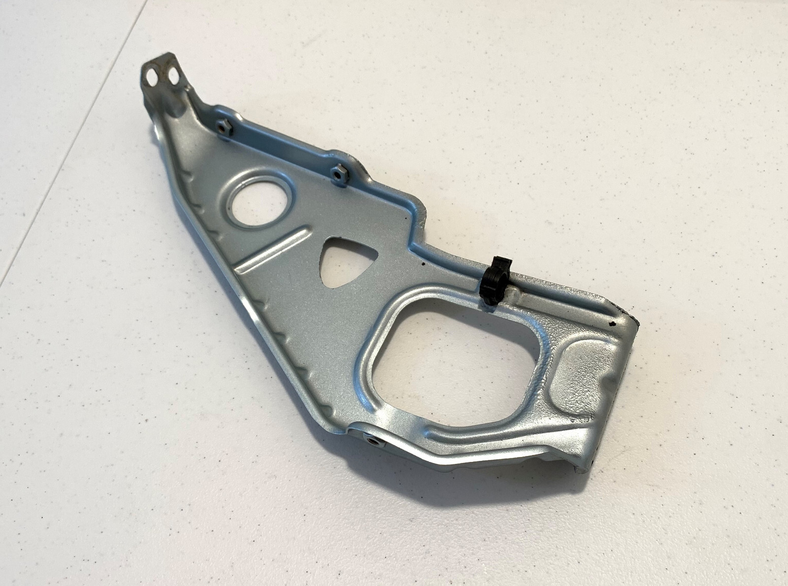 06 Maserati Quattroporte M139 FRONT RIGHT HEADLIGHT BRACKET USED