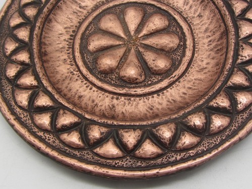 Placa de cobre liso martillada de colección de 6 3/8" decoración redonda vintage granja - Imagen 2 de 5