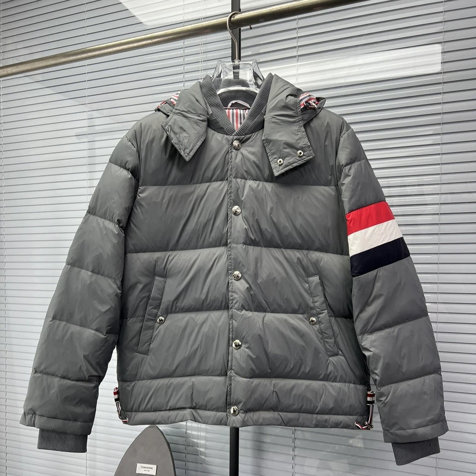 Chaqueta de plumón cómoda con capucha cuello alto manga larga Thom Browne para hombre/mujer Foto 2 de 4