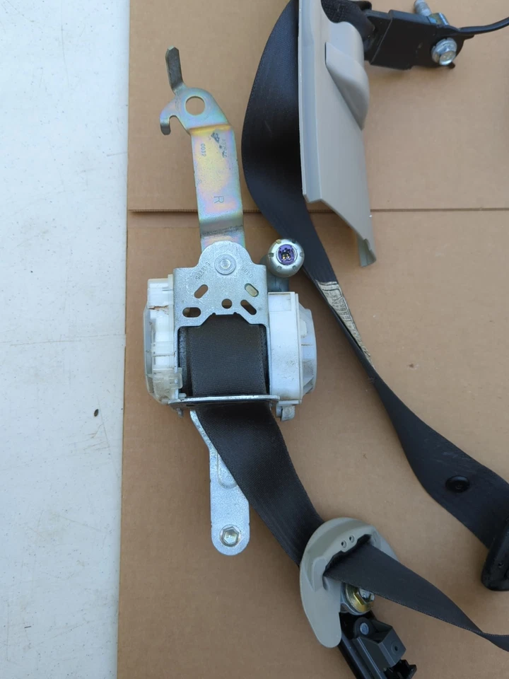 Передние ремни безопасности для водителей и пассажиров с кабиной доступа Nissan Titan 2004 - 2007 годов выпуска (серые) - Изображение 2 из 4