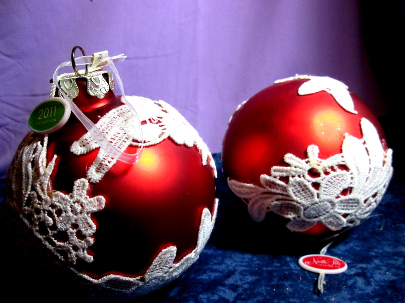Set Of 2 2011 North Pole Trading Co Bright Red w/White Lace Glass Ornaments 3.5"