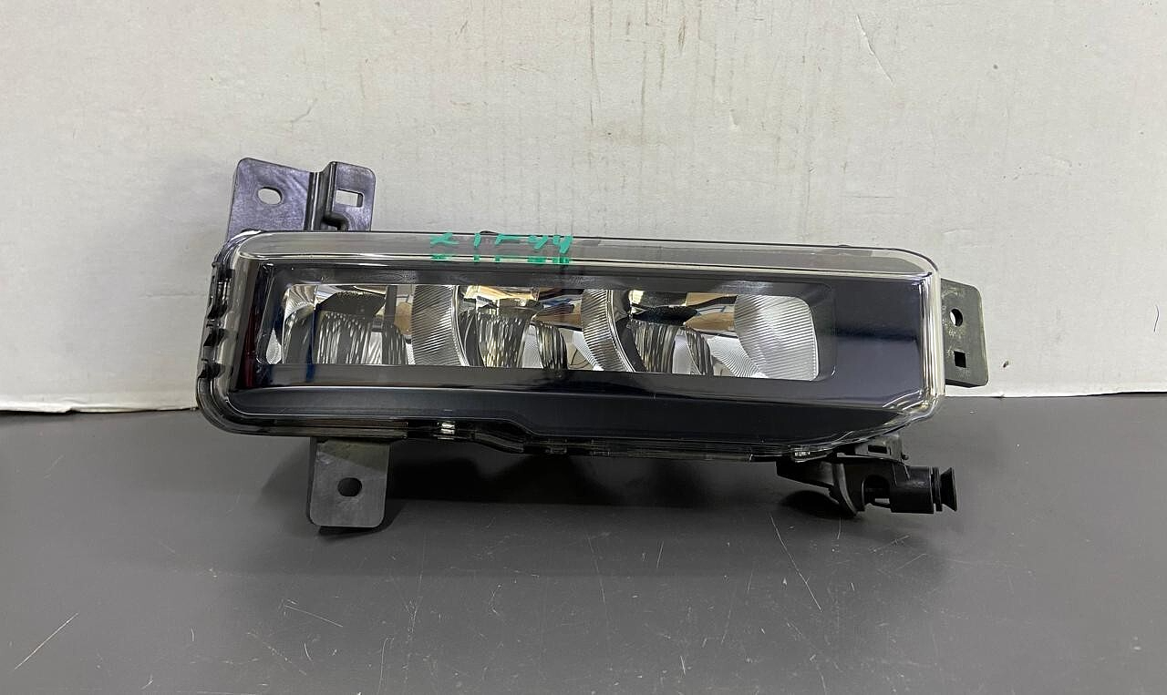 OEM BMW 2 3 5 SERIES X1 F44 G20 G30 FRONT RIGHT FOG LIGHT GENUINE 7433788