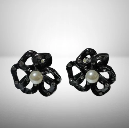 Pendientes de perlas de camelia vintage de diamantes de imitación Chanel 3 cm negros Japón [usados] Foto 2 de 4