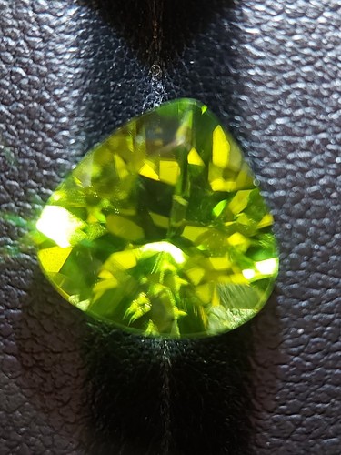 Lustrous peridot gemstone - faceted natural Chrysolite 4.80 CTS - Bild 4 von 11