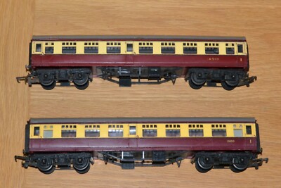 Zwei Vintage OO Tri-Ang BR Reisebusse 1. Klasse 24010; verschiedene Epochen;