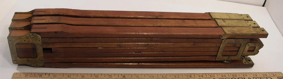 КОМПЛЕКТ ИЗ 3 АНТИКВАРНЫХ ДЕРЕВЯННЫХ И ЛАТУННЫХ ТЕЛЕСКОПИЧЕСКИХ НОЖЕК FOLMER GRAFLEX CROWN ШТАТИВ NO 4 - Изображение 2 из 4