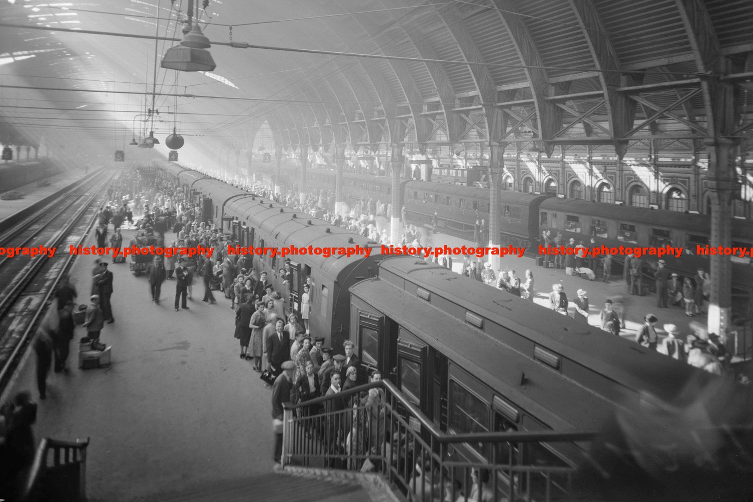 F022097 Paddington Station GWR London Great Britain 1943