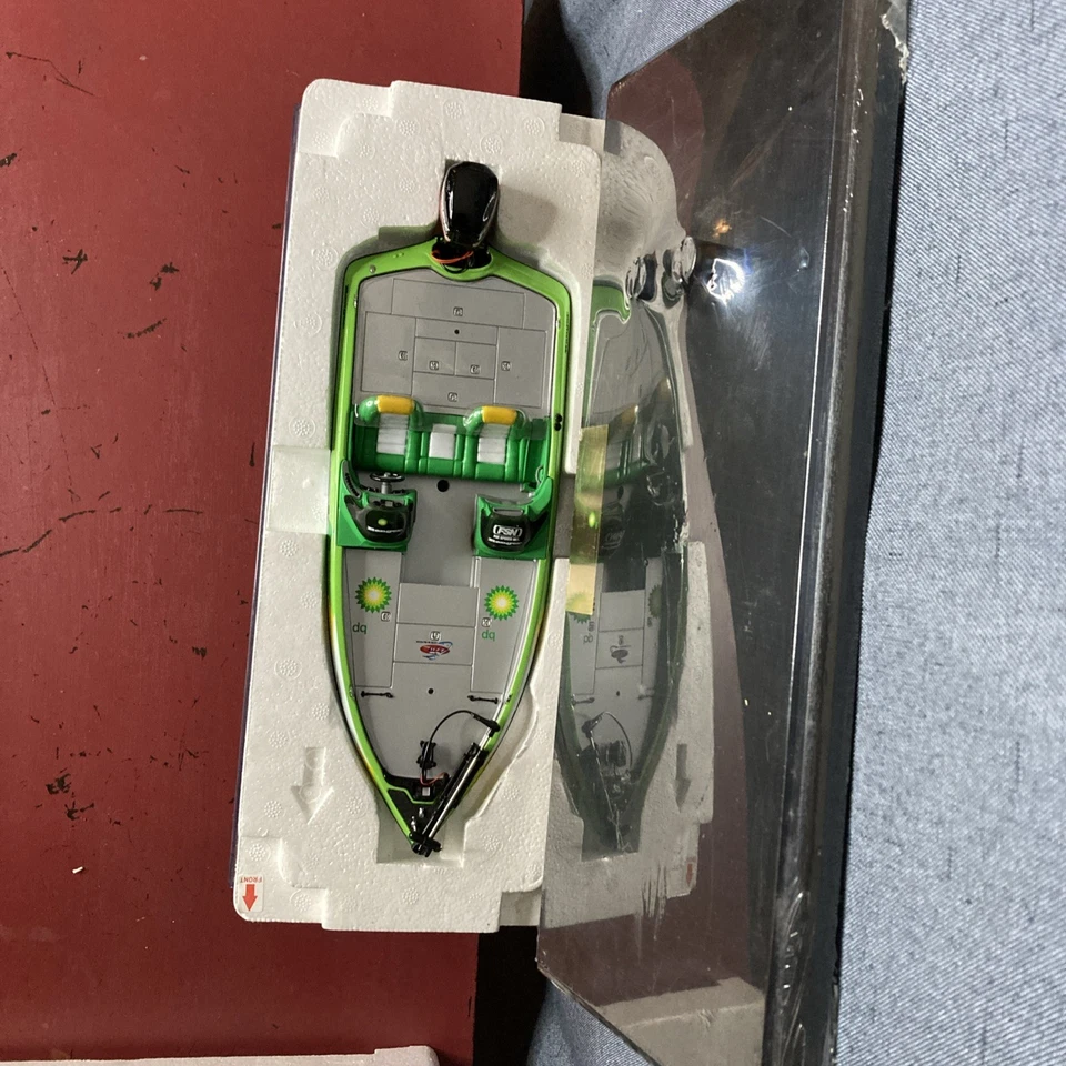 Vintage 1990’s BP Ranger Bass Fishing Diecast Boast 1/24 Scale w/Display Case. - Image 4 of 4