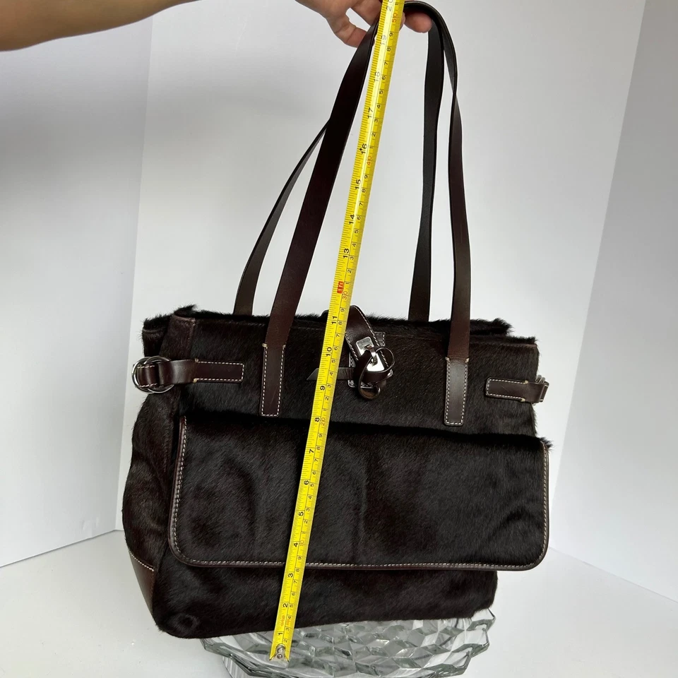 Bolso de hombro de cuero con pelo de becerro marrón estilo diseñador Foto 3 de 4