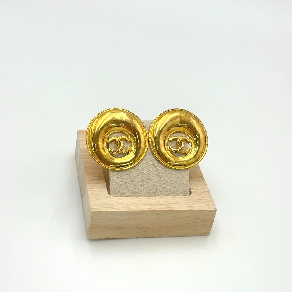 Auténticos Pendientes Chanel Marca Coco 93 Grabados GD CON Caja BA120006 - Imagen 3 de 4