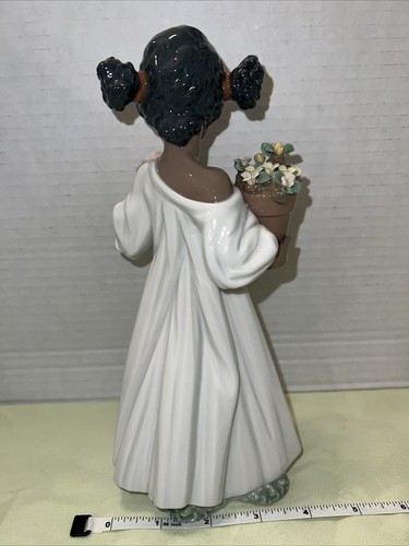 Lladro First Flowers 6757 Handmade Figurine - Picture 3 of 7