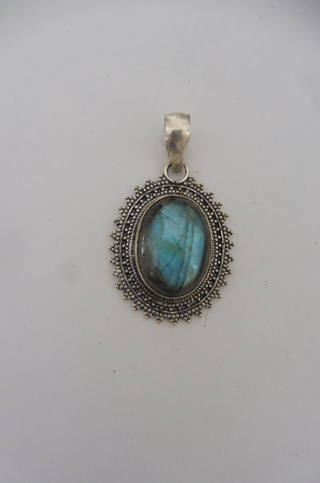 Pendentif en argent et labradorite bleue pour sublimer votre style bohème chic au quotidien