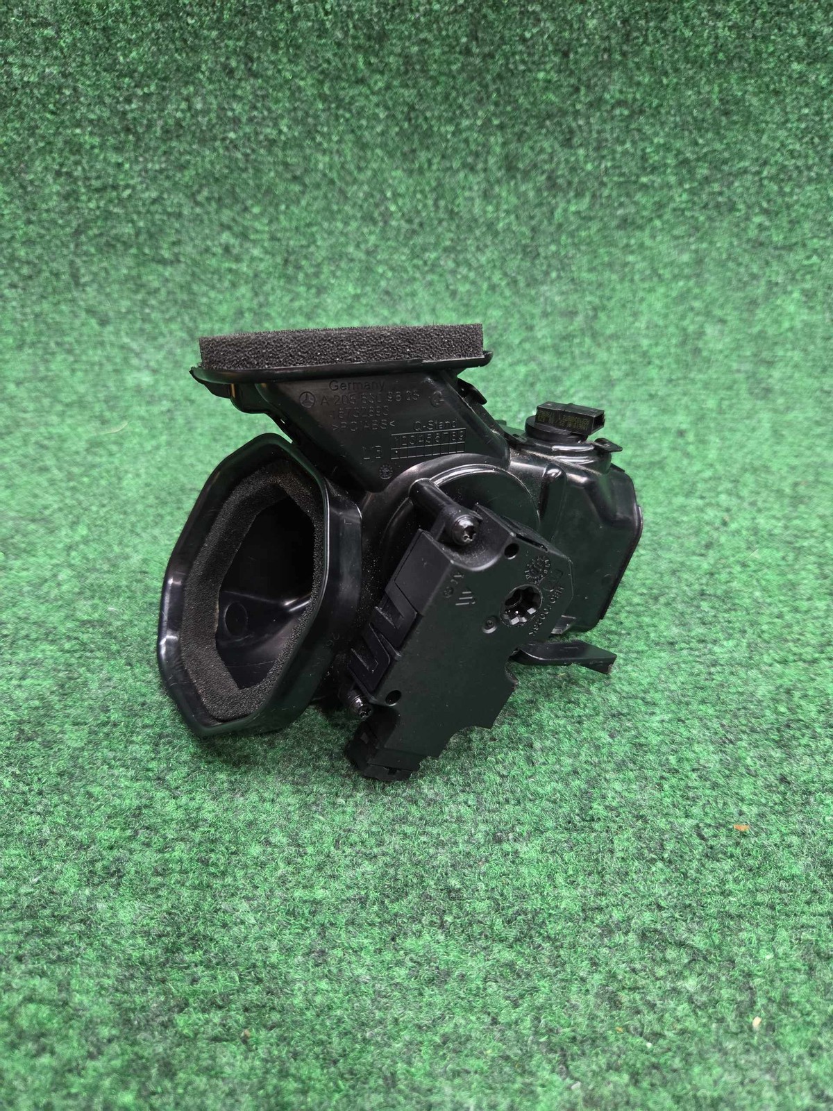 2016-2019 Mercedes Benz Glc 300 Left Air Flow Duct Oem A2058309805