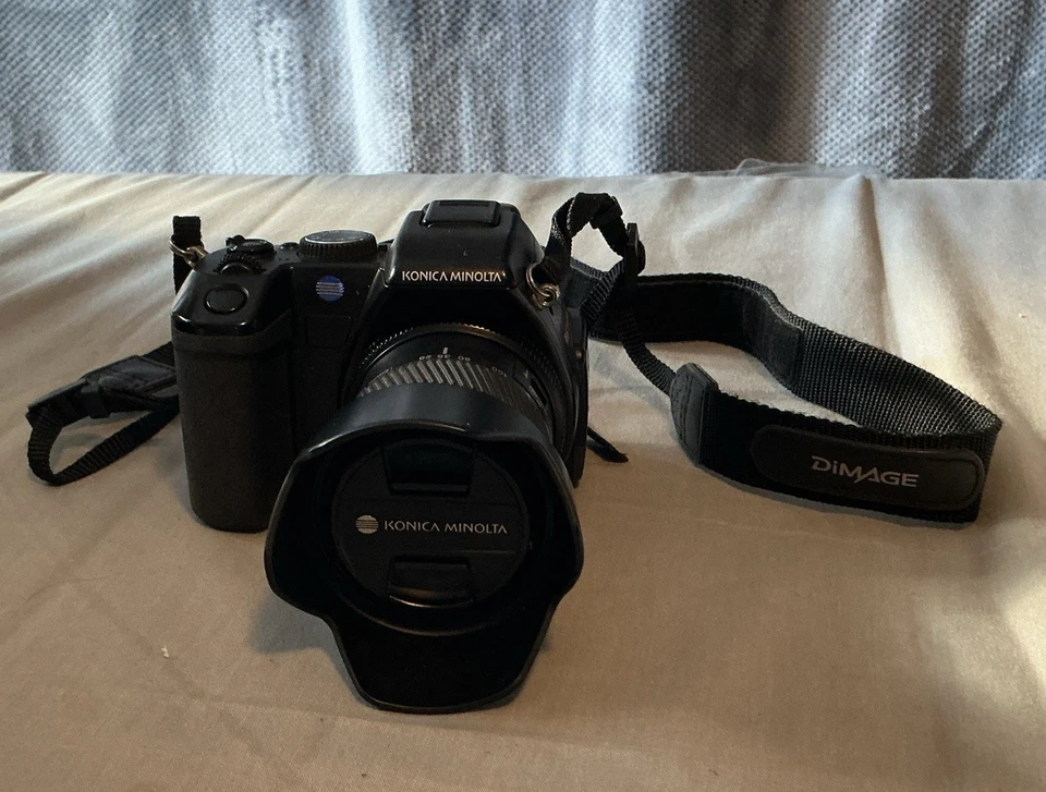 KONICA MINOLTA DIMAGE A 200 8 MEGAPIXEL BRIDGE CAMERA WITH BATTERY,CHARGER, CASE - Image 3 of 4