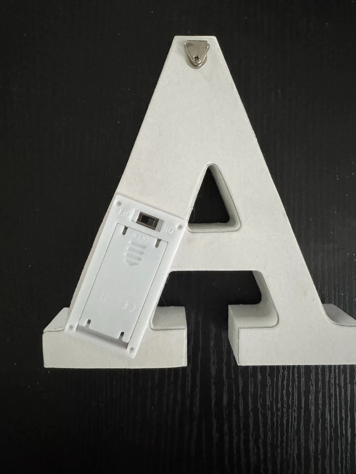 Iluminar letra 'A' decoración habitación pared madera blanca colgante exhibición grado guardería adolescente Foto 2 de 2