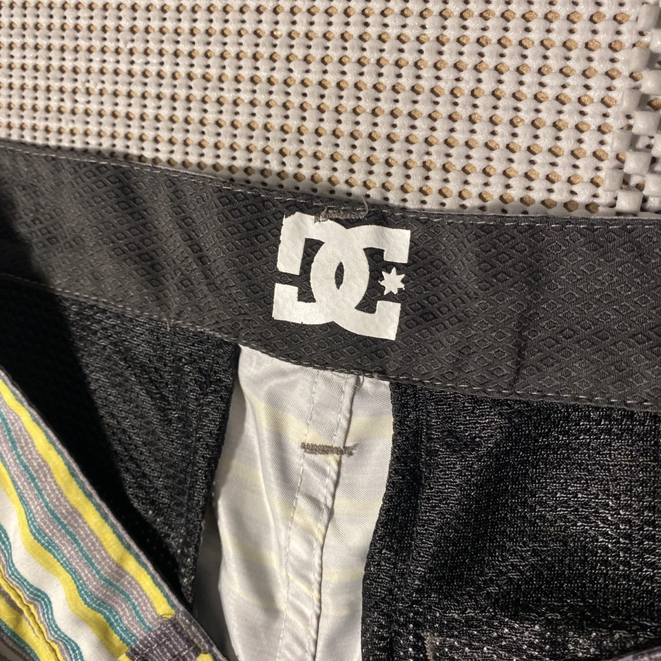 DC Shoes Hombres Talla 32 Negro Amarillo Verde Rayas Surf Bañador Skateboard Shorts Foto 2 de 4