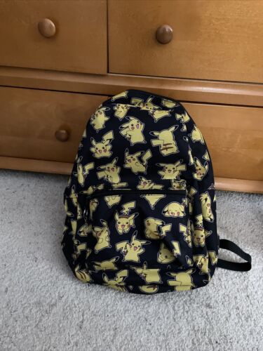 2016 Pokemon All Over Pikachu Print 17" Backpack Book Bag  Adjustable Straps - Afbeelding 1 van 2