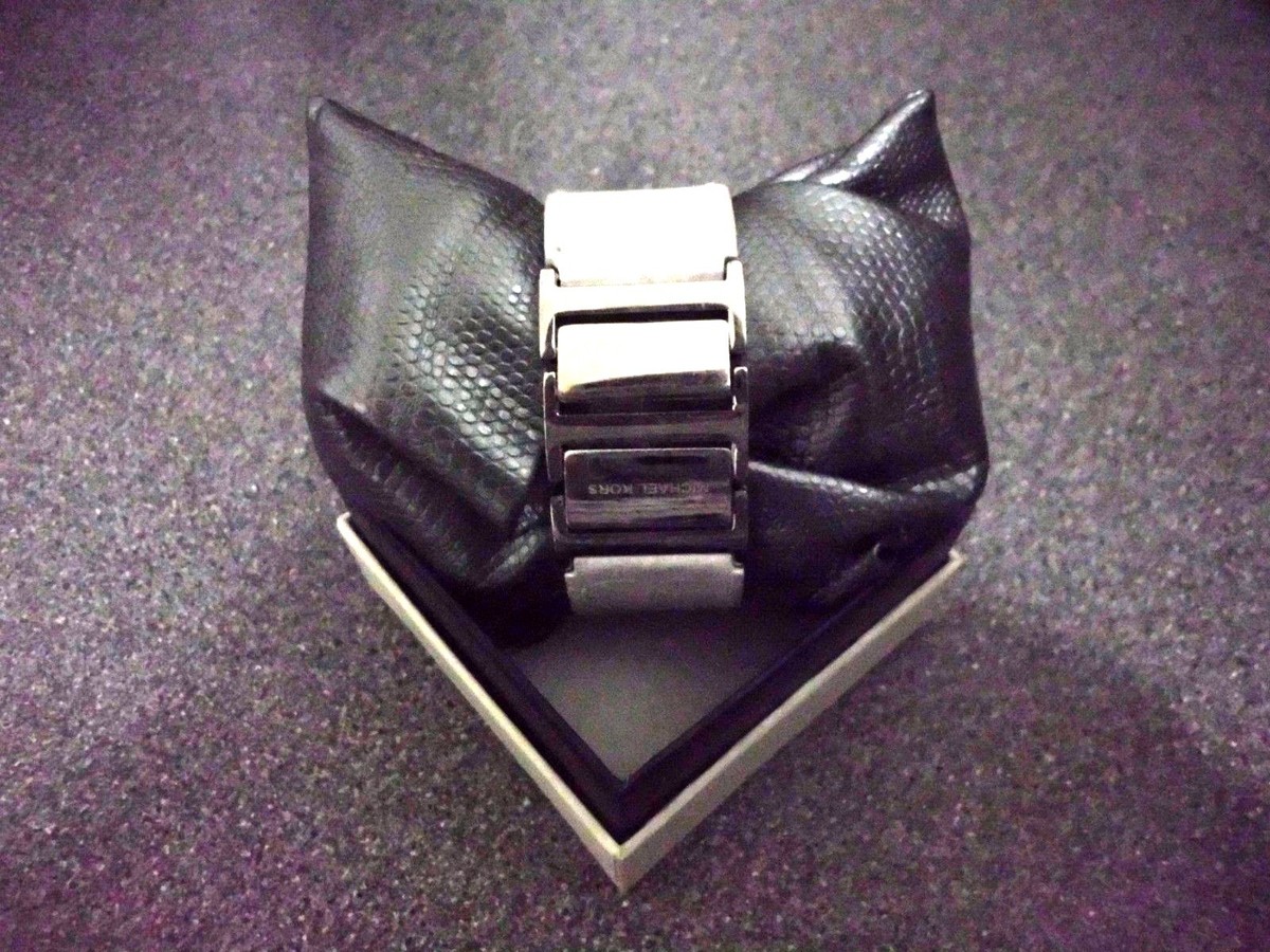EUC* MICHAEL KORS MK4133; RECTANGULAR DIAL; 1” WHITE LEATHER 