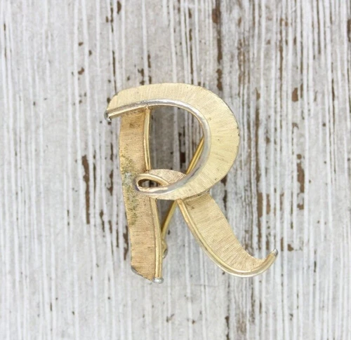 VINTAGE TRIFARI R INITIAL BRUSHED GOLD BROOCH PIN SIGNED JEWELRY RETRO