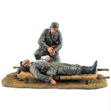 1/35 Scale WWII German Medic with Wounded Soldier Figure Set Unassembled