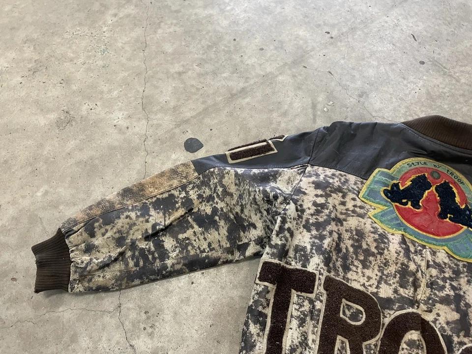 Troop 复古皮革夹克 World Of Troop 80 年代 90 年代嘻哈 1989 年 M 码迷彩 — 第 2/4 张图片