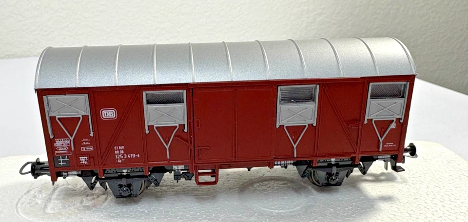 HO Scale ROCO 46266 DB Covered Freight Car w/ Sliding Windows - Image 2 of 4