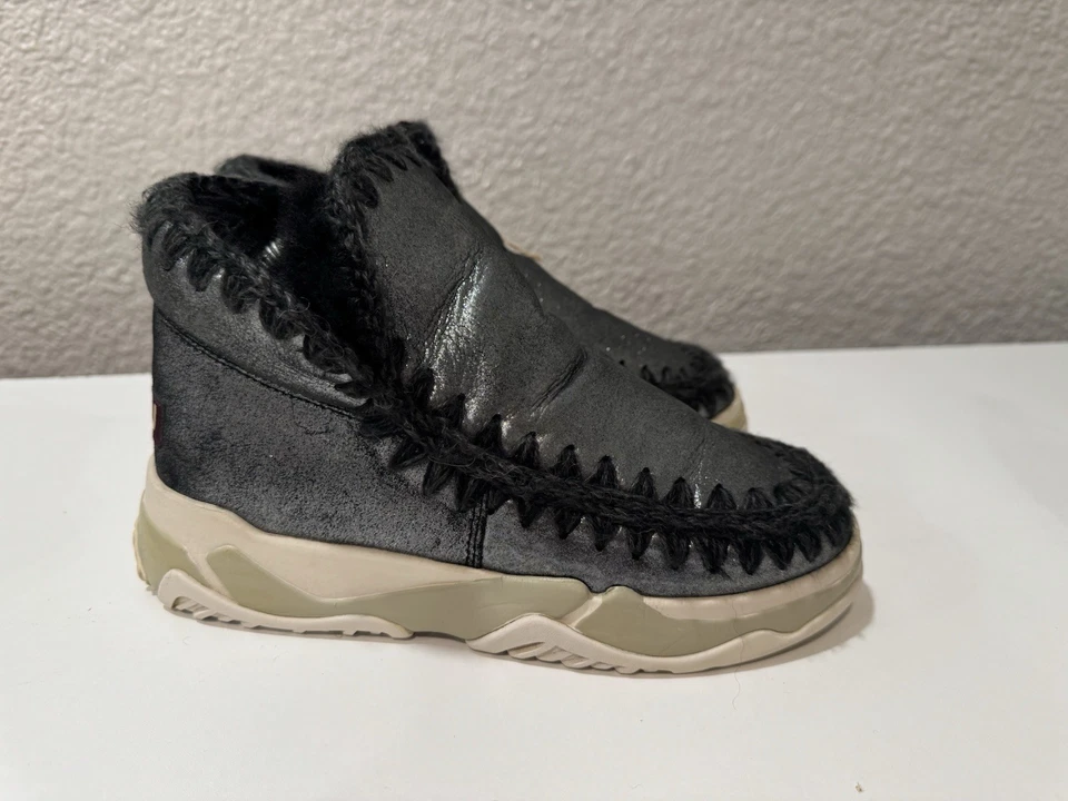 Botas esquimales Mou pre-onwned talla 8 para mujer color plata/negro Foto 2 de 4