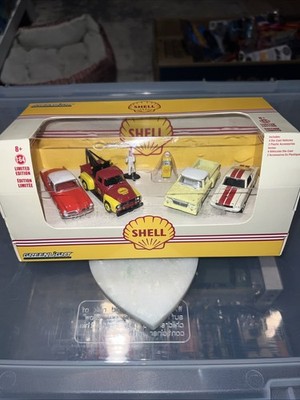 Greenlight Shell 4-pack With Person And Gas Pump Some Age Wear!!