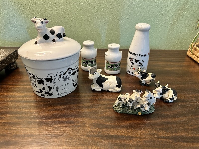 Cow Decor Lot Cookie Jar, Salt & Pepper Shakers, Magnet, Figurines vintage 