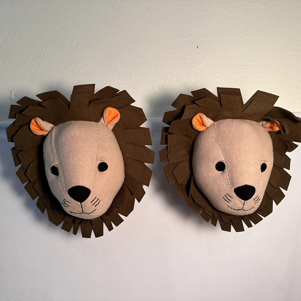 Target Pillowfort Cabeza de León 16" Colgante de Pared Felpa 3D Decoración Mascota Paquete de 2 Foto 3 de 4