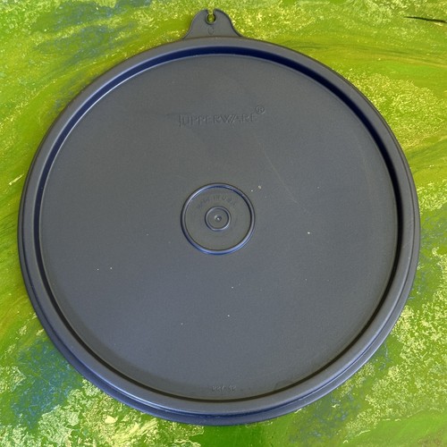 Tapa de repuesto Tupperware vintage 227-42 hecha en EE. UU. redonda azul 6,5" pestaña C - Imagen 1 de 5