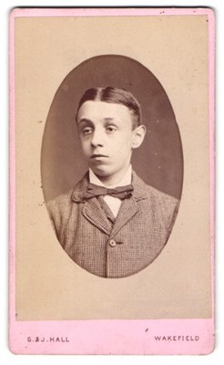 Fotografie G. & J. Hall, Wakefield, 26, Westgate, Portrait Bube mit Mittelschei 