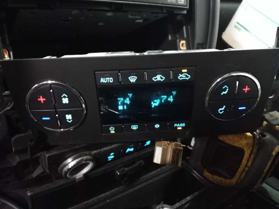 2012 - 13 Chevy Silverado Sierra Heater A/C Control Automatic Rear Def 20921714 - Image 2 of 4