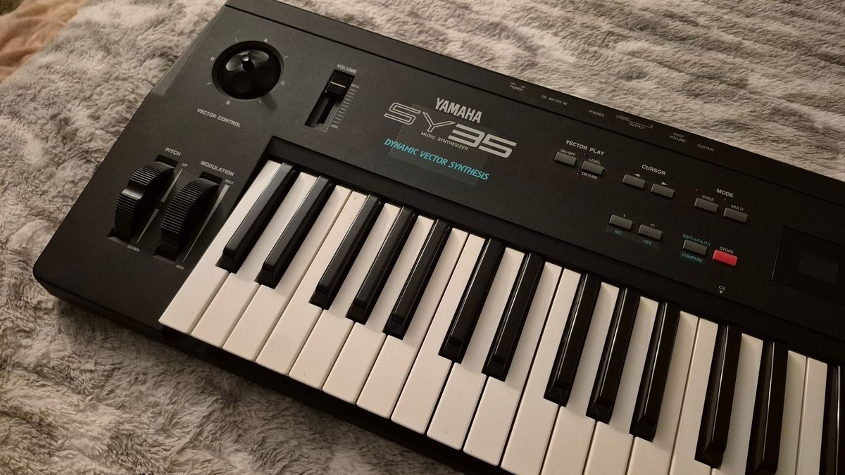 Yamaha SY35 Dynamic Vector Synthesizer Keyboard & Manuals - 90s