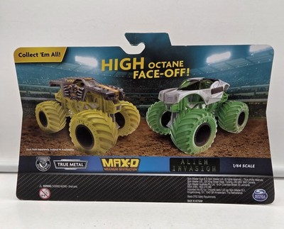 Monster Jam: Double Down Glow in Dark - Zombie vs Captain's Curse