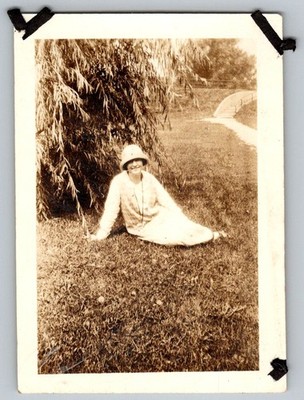 Vtg B&W Snapshot Woman Grace IN Cloche Hat Sitting Under Willow Tree 1920s
