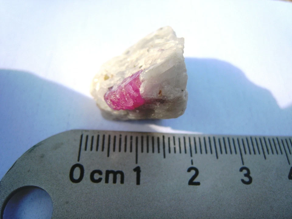 RUBY ROUGH SPECIMEN 35 CARATS ROCK RAW GEM PAKISTAN HUNZA UNCUT NATURAL PINK RED - Image 3 of 4