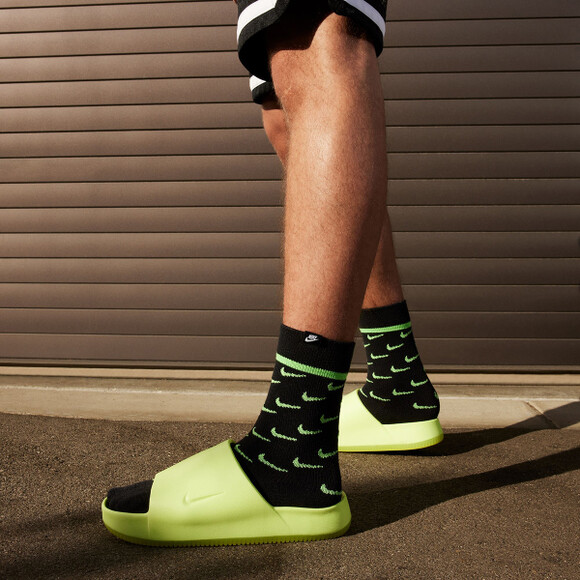 ★早期完売★【Nike】CALM SLIDE VOLT ★送料・関税込★ Nike Calm Slide Mens Slides Slipper Volt Green ✓Multiple