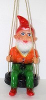 Gartenzwerg Deko Garten Figur Zwerg Auf Reifenschaukel Aus Kunststoff H 38 Cm