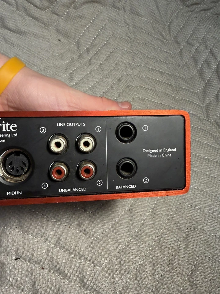 Interfaz de audio USB Focusrite Scarlett 2i4 2da generación 2 canales Foto 2 de 4