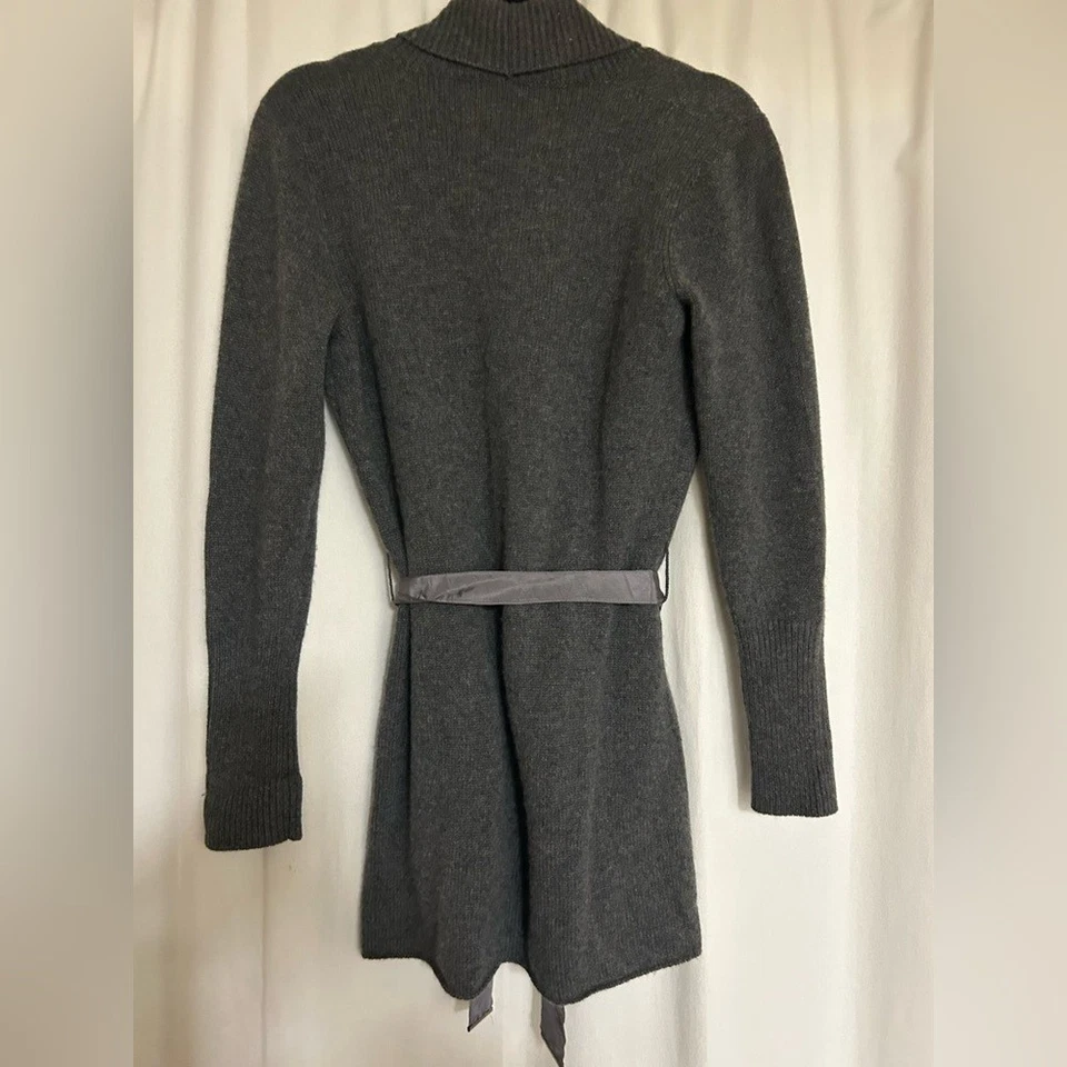 Cardigã feminino 100% cashmere feito na Itália cinza carvão tamanho grande - Imagem 2 de 4