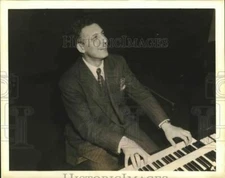 1945 Press Photo Basso Ezio Pinza on NBC-TV Telephone Hour Great Artists series