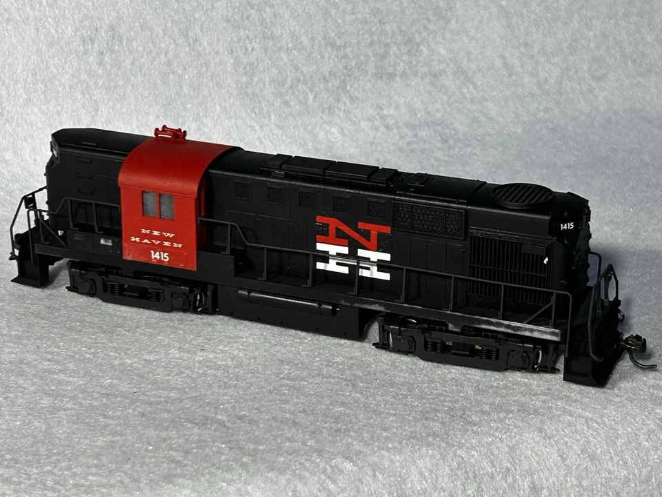 Beautiful Atlas Alco RS-11 New Haven RR Loco HO - Image 2 of 4