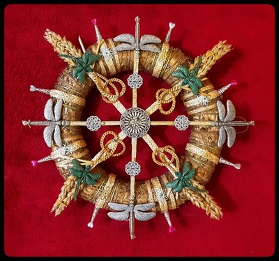 Großer Kornkranz Kreis. Traditionelle Handarbeit. Erntefest. Libelle.