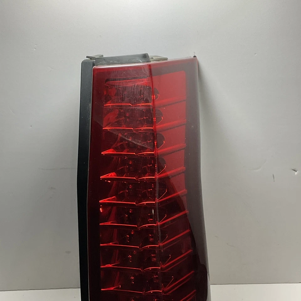 Cadillac SRX 2004-2009 LED lado derecho pasajero luz trasera exterior OEM 25763468 Foto 2 de 4