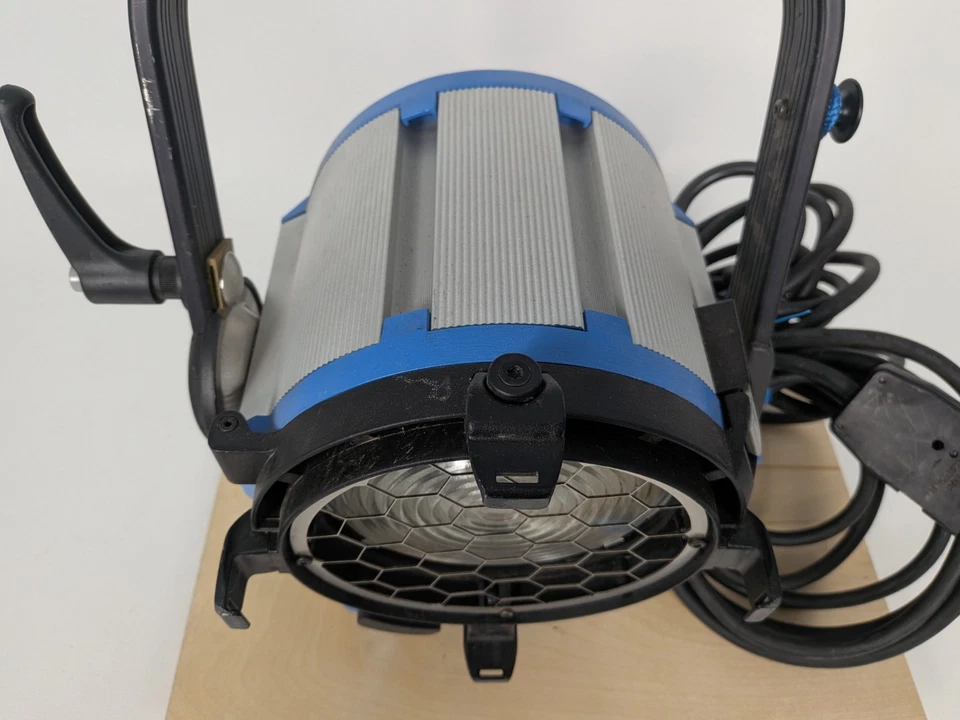 Arri T1 位置菲涅尔,1000 瓦,带夹座无灯未经测试 — 第 3/4 张图片