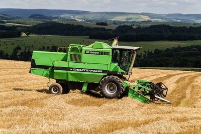 Foto 6x4 Dirtlow Farm Bakewell Mähdrescher auf Dirtlow Farm. c2017
