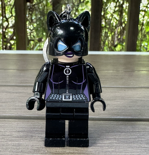 LEGO DC Super Hero CatWoman LED Schlüsselanhänger Leuchtfüße Taschenlampe 2013 3" gebraucht